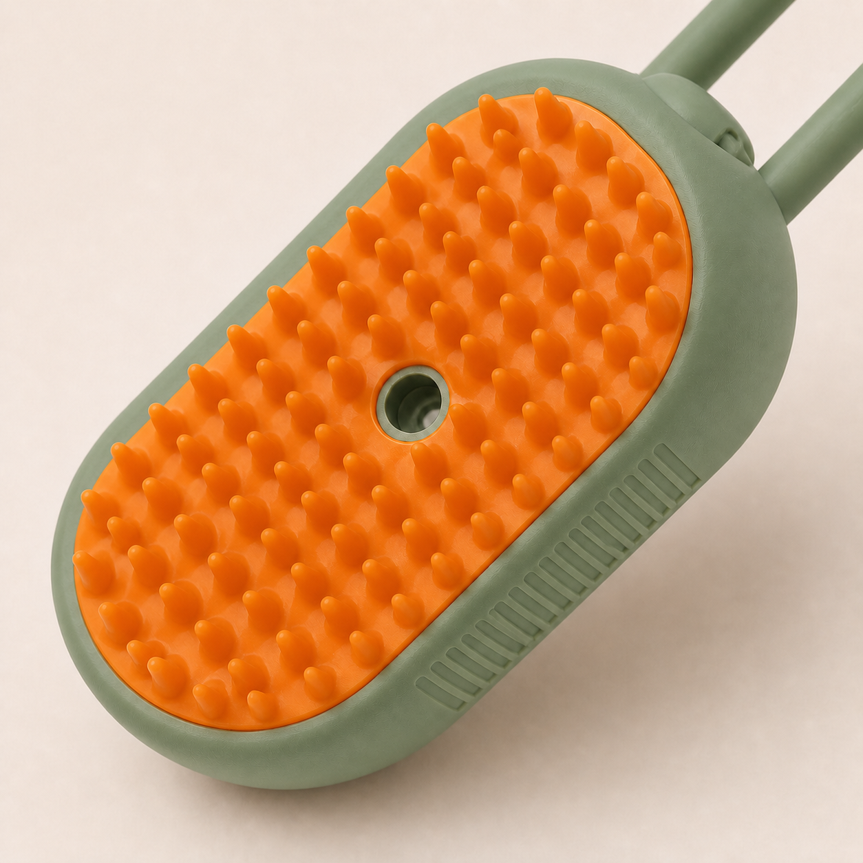 Cepillo 3en1 para Perros y Gatos — Masaje, Niebla y Recoge Pelo en color Green Mango, detalle de las cerdas